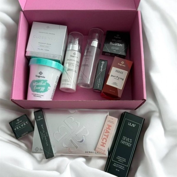 Set cadou cu produse cosmetice decorative și de îngrijire Bogenia Gift Box Set cadou cu produse cosmetice decorative și de îngrijire Bogenia Gift Box